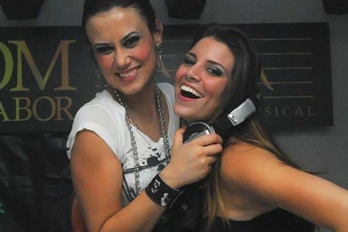 Namoro? Morango sai de mãos dadas com a ex-Chiquitita