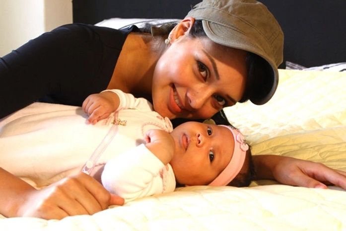 Com um bebê, Júlia Paes se diz cansada do rótulo de atriz pornô