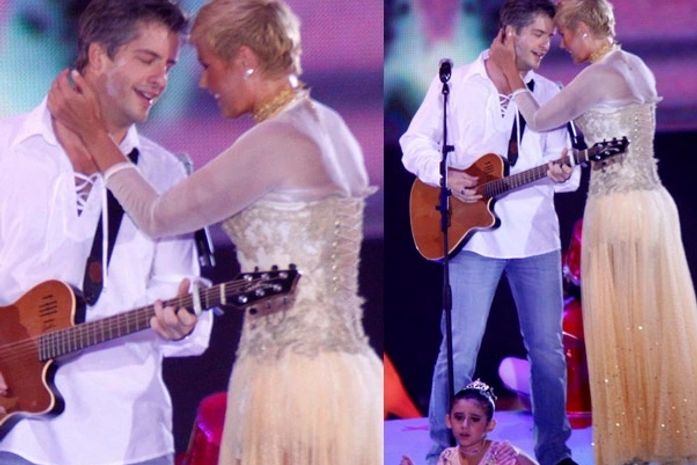 Em gravação, Xuxa mostra intimidade com Victor, da dupla Victor e Leo