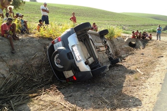 Motorista cochila ao volante e capota na BR-316