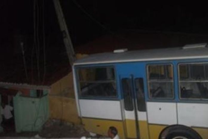 Sem freios, ônibus locado por prefeitura invade casa de PM