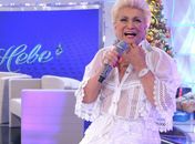 Hebe tira a peruca e ousa no visual com blusa transparente e sem sutiã