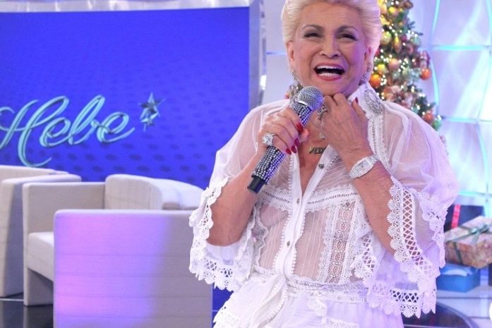 Hebe tira a peruca e ousa no visual com blusa transparente e sem sutiã