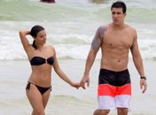 Ísis Valverde curte passeio com namorado em uma praia do Rio de Janeiro