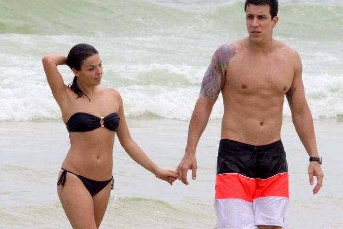 Ísis Valverde curte passeio com namorado em uma praia do Rio de Janeiro