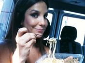 Ivete Sangalo almoça na van em São Paulo