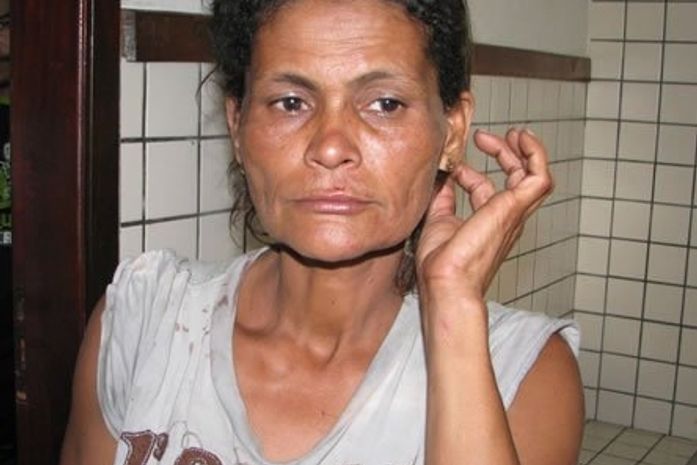 Mãe tenta esfaquear filho por causa de "radio de pilha"