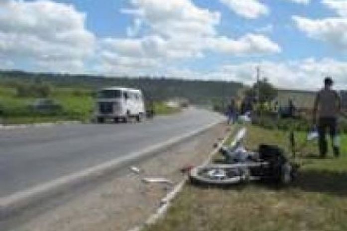 Colisão entre moto e carreta deixa uma pessoa ferida