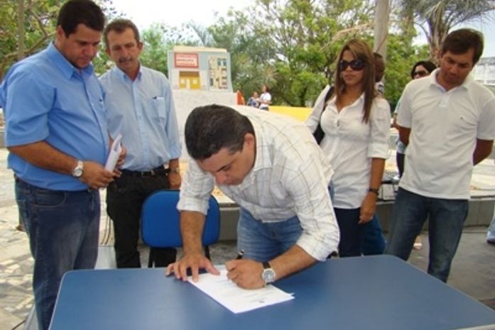Prefeito assina ordem de serviço para a construção de casas em Palmeira