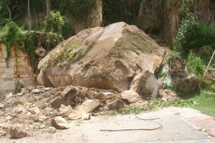 Pedra se desprendeu da parede por conta das fortes chuvas que castigaram Penedo