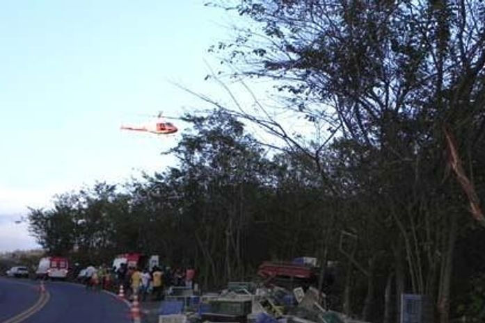Carreteiro morre carbonizado após colisão com caminhão