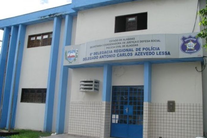 Briga dentro da carceragem deixa detendo ferido