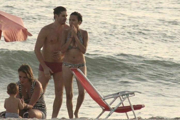 Dado Dolabella se diverte na praia com o filho e a amiga Maria Gadú