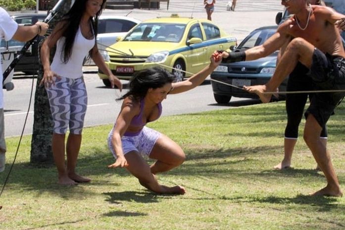 Mulher Melão se desequilibra e cai de corda bamba em praia no Rio