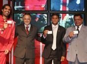 Adriano Gabirua recebendo título de sócio do Inter.