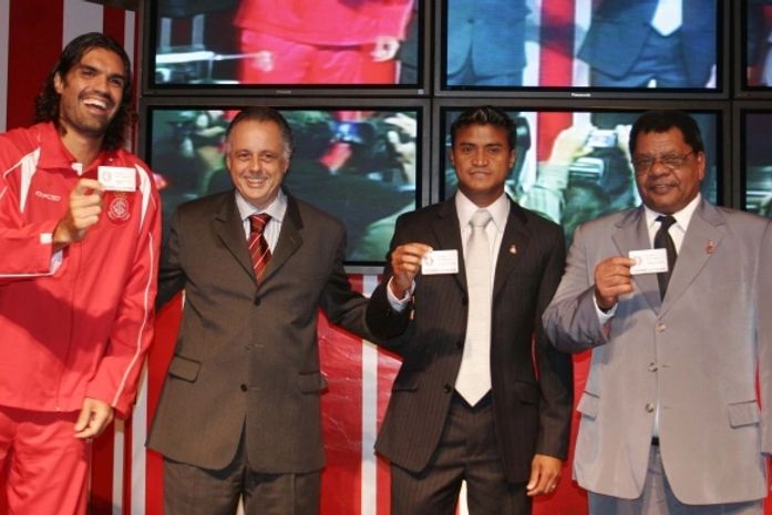 Adriano Gabirua recebendo título de sócio do Inter.