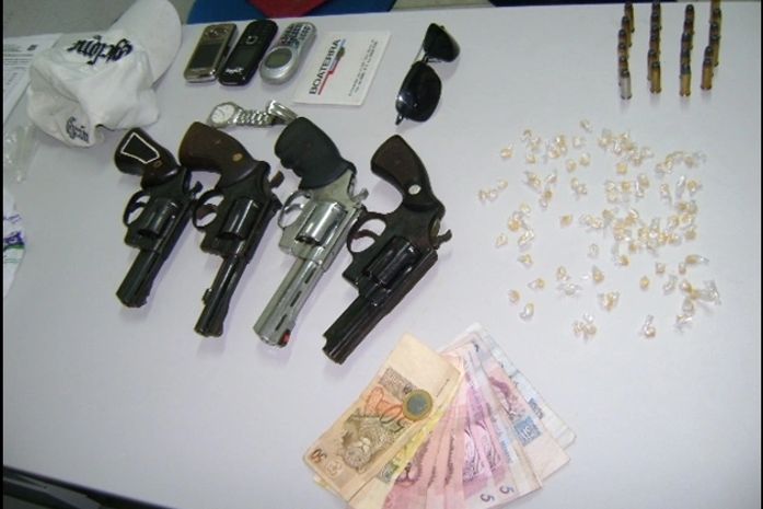 4ª Companhia da PM apreende cinco armas e droga em Atalaia