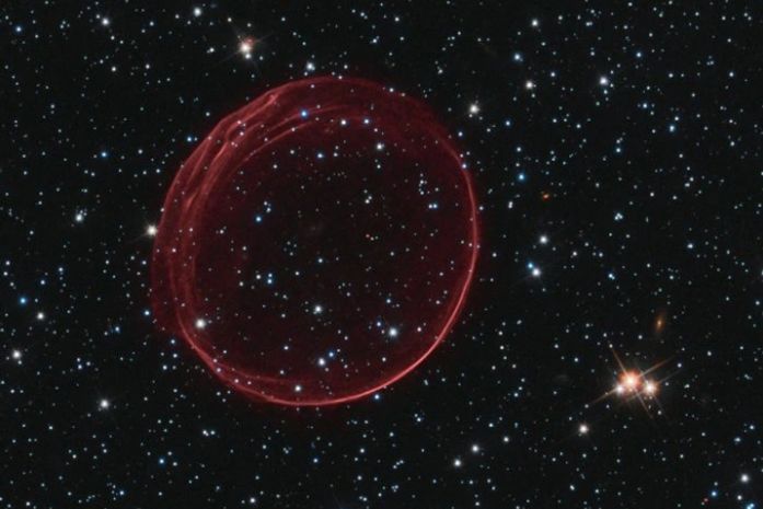 Explosão de estrela forma “bola de árvore de Natal” no espaço