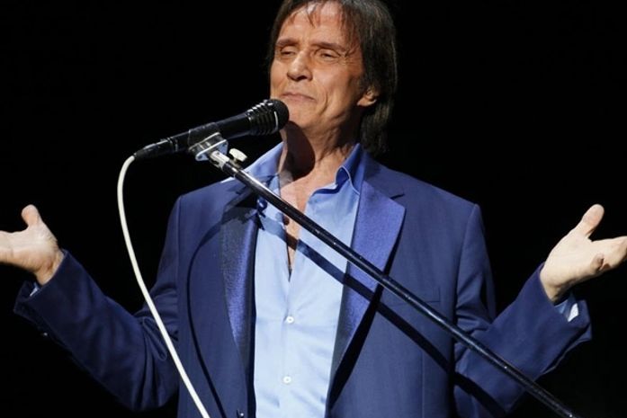 Roberto Carlos vai cantar samba da Beija-Flor em show de Natal, diz jornal