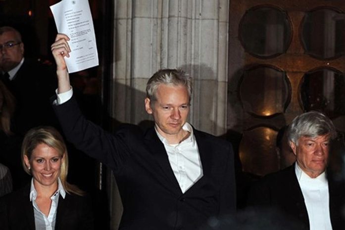 Fundador do WikiLeaks é solto em Londres e diz que continuará trabalho