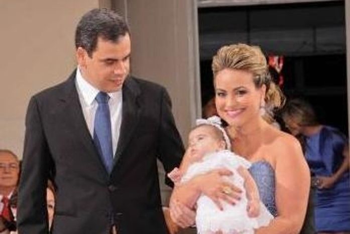Alessandra e Hugo Nunes flagrados em momento família