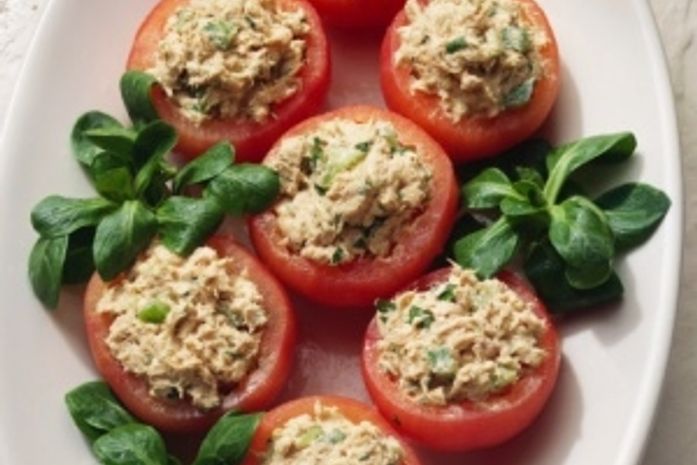 Asse tomate recheado com frango desfiado e queijo branco para o jantar