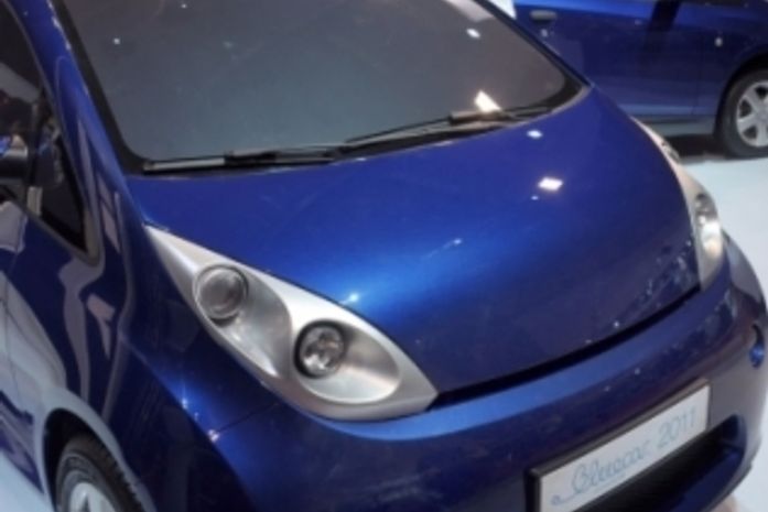 Paris lançará carros elétricos de aluguel para combater poluição