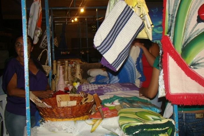 Artesões apresentam trabalhos na V Feira Mensal