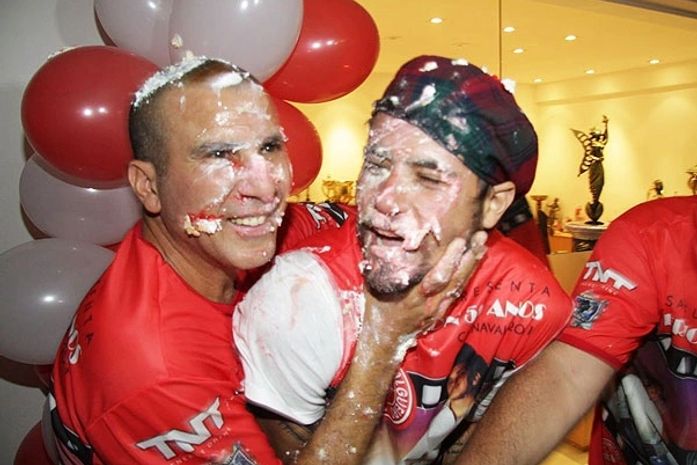 Guerra de bolo promovida por Paulo Vilhena encerra festa de Eri Johnson