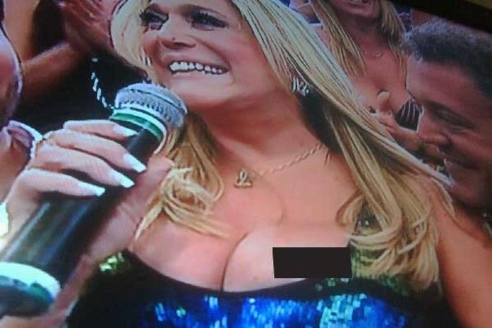 Suzana Vieira deixa seio à mostra no Faustão.