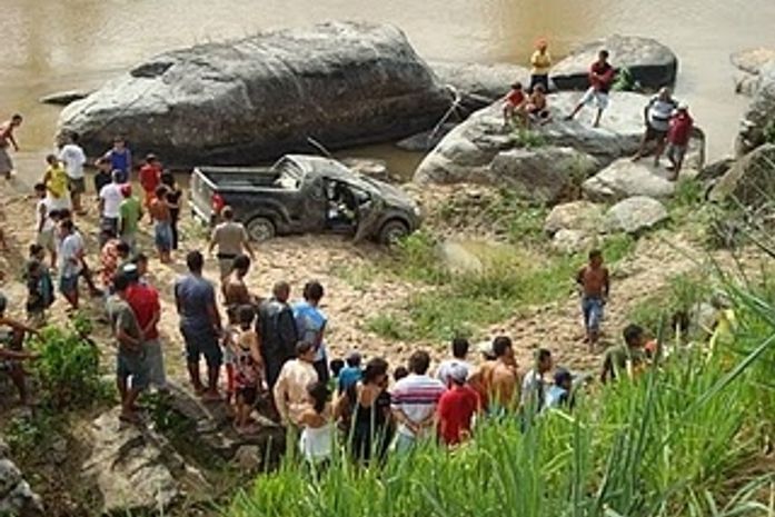 Carro sobra em curva, cai em ribanceira e mata motorista