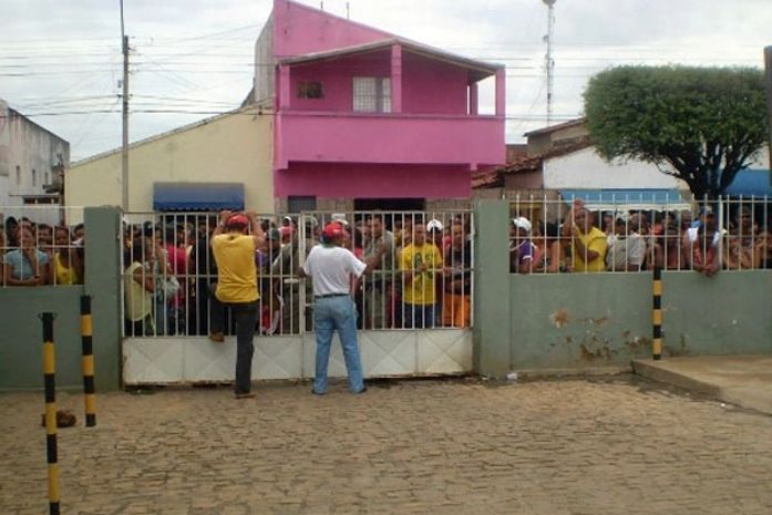 Multidão busca informações sobre o acidente