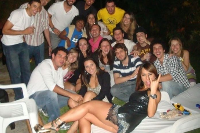 Sabrina Sato quase mostra demais na festa da firma