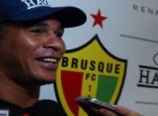 Torcida do Brusque faz festa na apresentação de alagoano