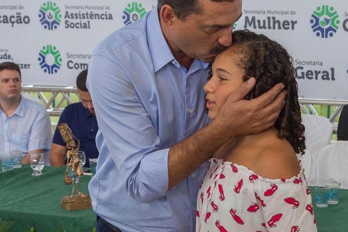 Marlan Ferreira entrega cerca de 4 mil tablets aos alunos da rede municipal e inaugura obras em Limoeiro de Anadia