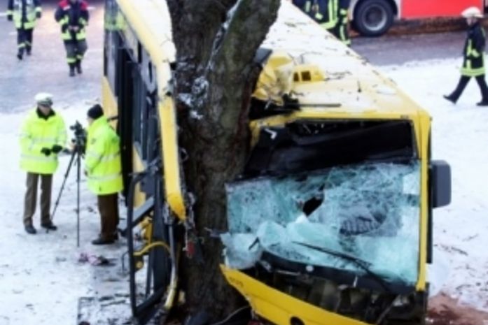 Gelo e neve dificultam tráfego por estradas no oeste da Europa