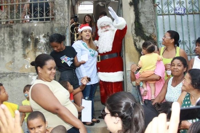 Preta Gil distribui presentes no Complexo do Alemão