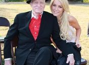 Dono da 'Playboy' se casará com modelo 60 anos mais jovem