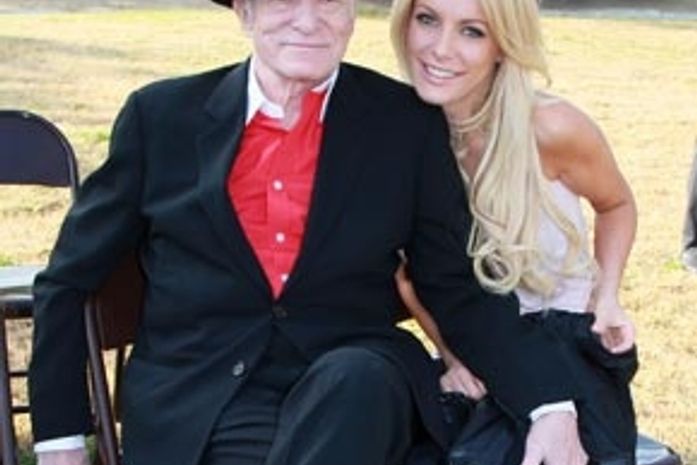 Dono da 'Playboy' se casará com modelo 60 anos mais jovem