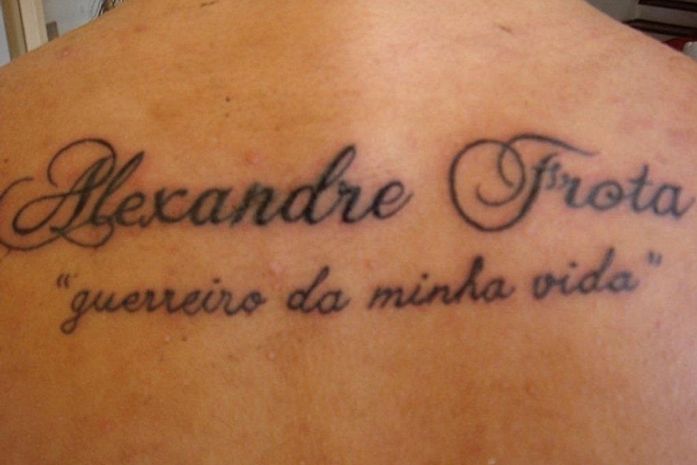 Dançarina faz tatuagem em homenagem a Alexandre Frota