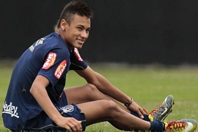 O jogador Neymar e a filha da Monique Evans 'ficaram' três vezes