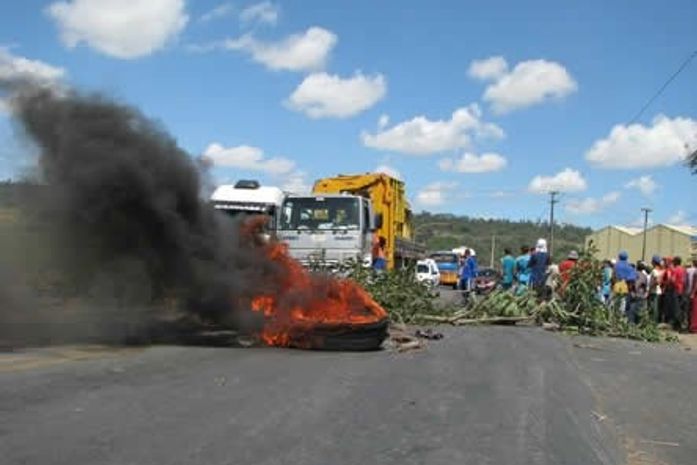Trabalhadores rurais fecham BR-101 em protesto contra atraso de salários