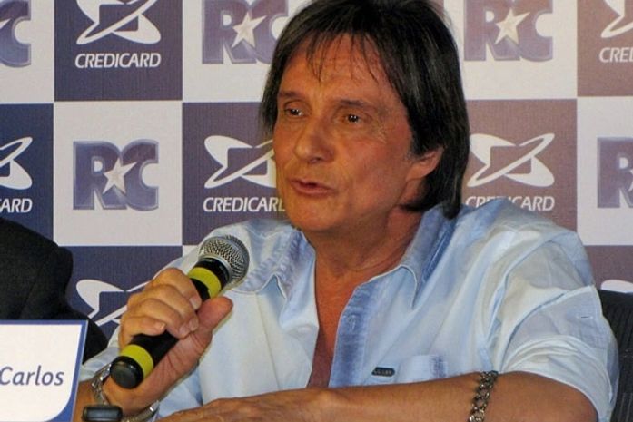 Roberto Carlos vai fazer fisioterapia para desfilar na Beija-Flor