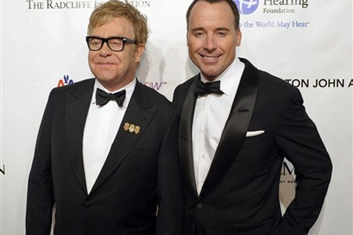 Gerado em uma barriga de aluguel, nasce filho o de Elton John
