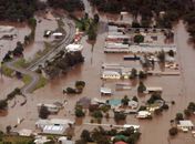 Cheias na Austrália deixam destruição e cidades submersas