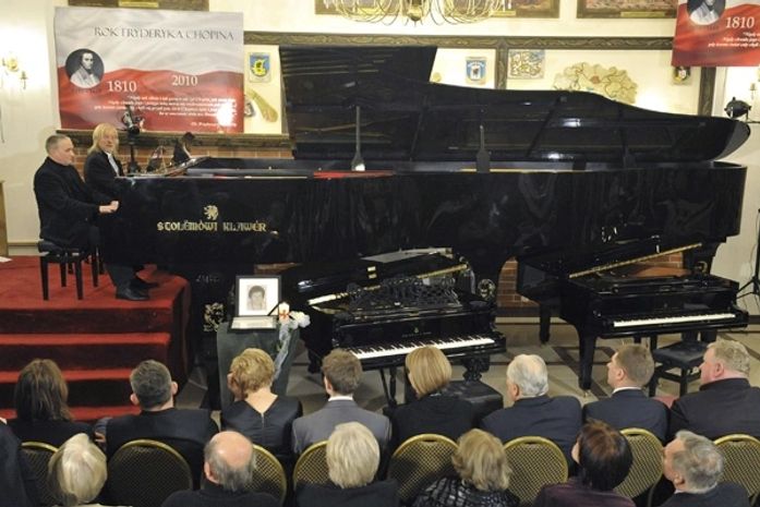 Polônia cria piano de cauda gigante de 6,7 metros. Veja foto