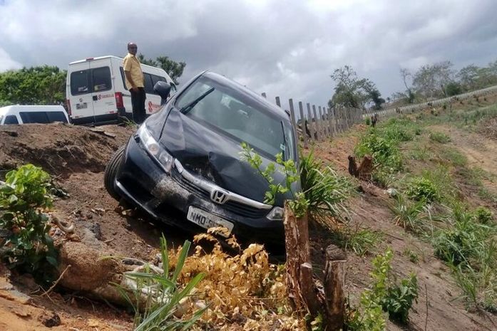 Motorista perde o controle, tomba e cai em ribanceira