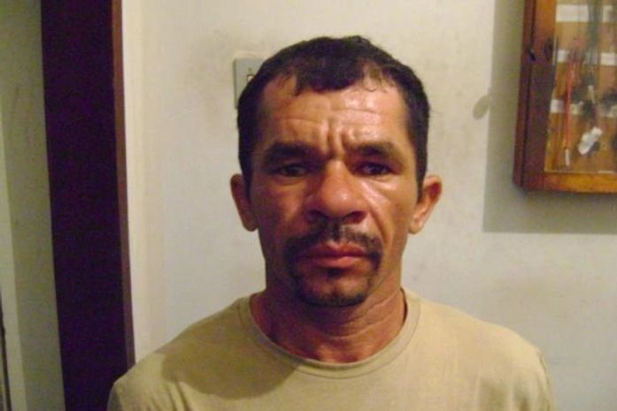 Homem com arma de numeração raspada espanca mulher