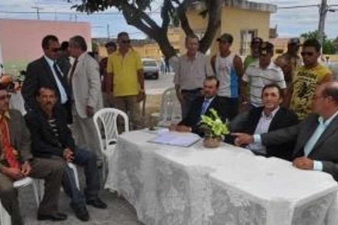 Vereadores realizam eleição em praça , após presidente negar a chave