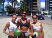 Atletas do circuito profissional de vôlei de praia treinam em Maceió